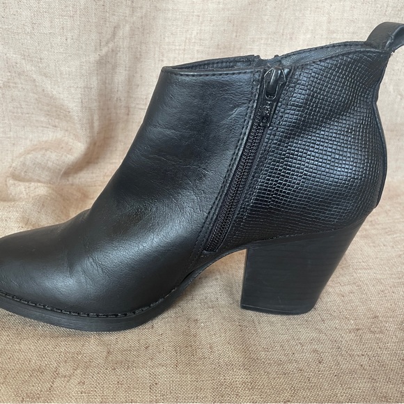 Universal Thread Booties - Picture 6 of 9